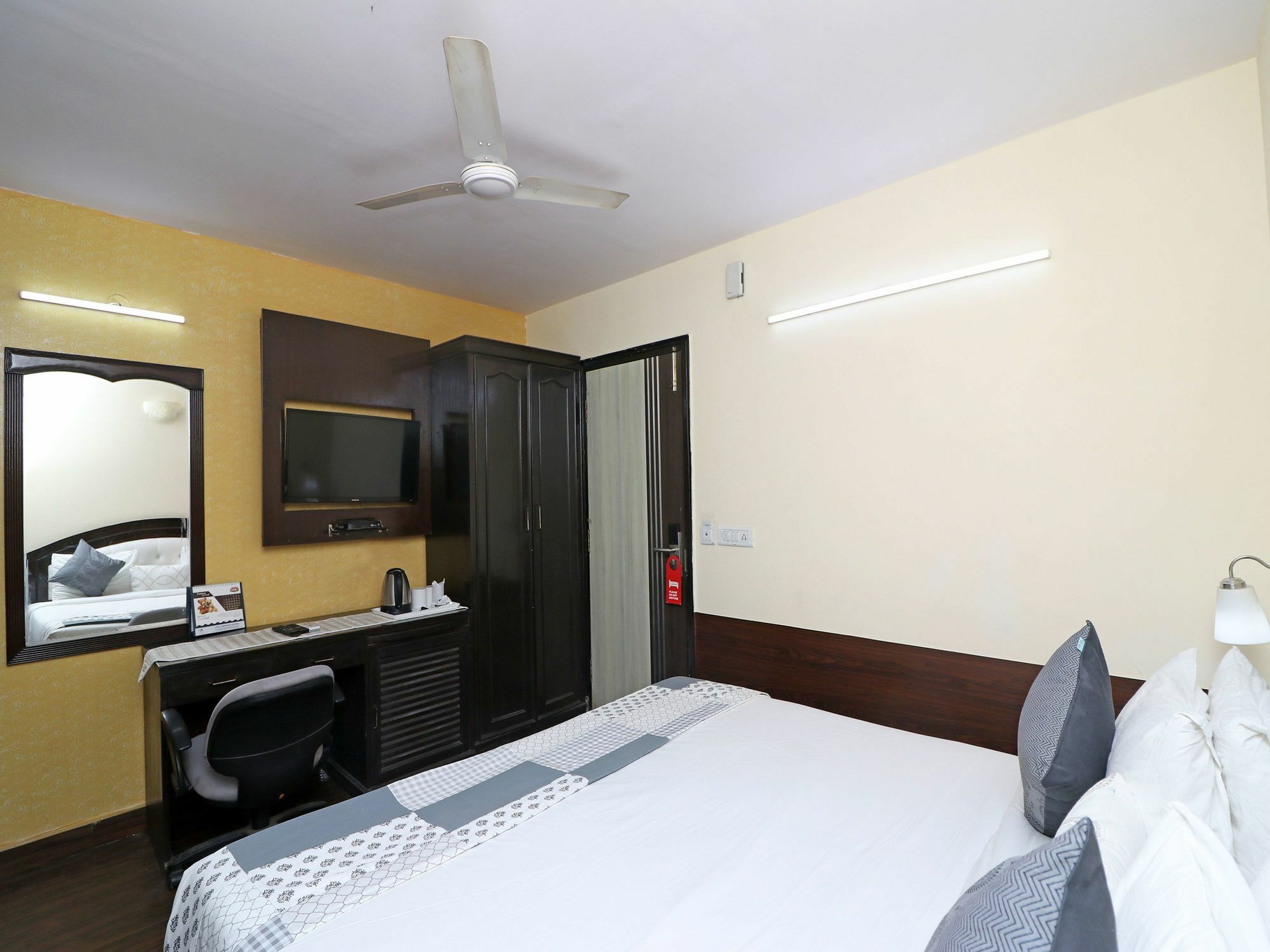 Hotel Oyo 13451 Star Corporate Avenue Neu-Delhi Exterior foto