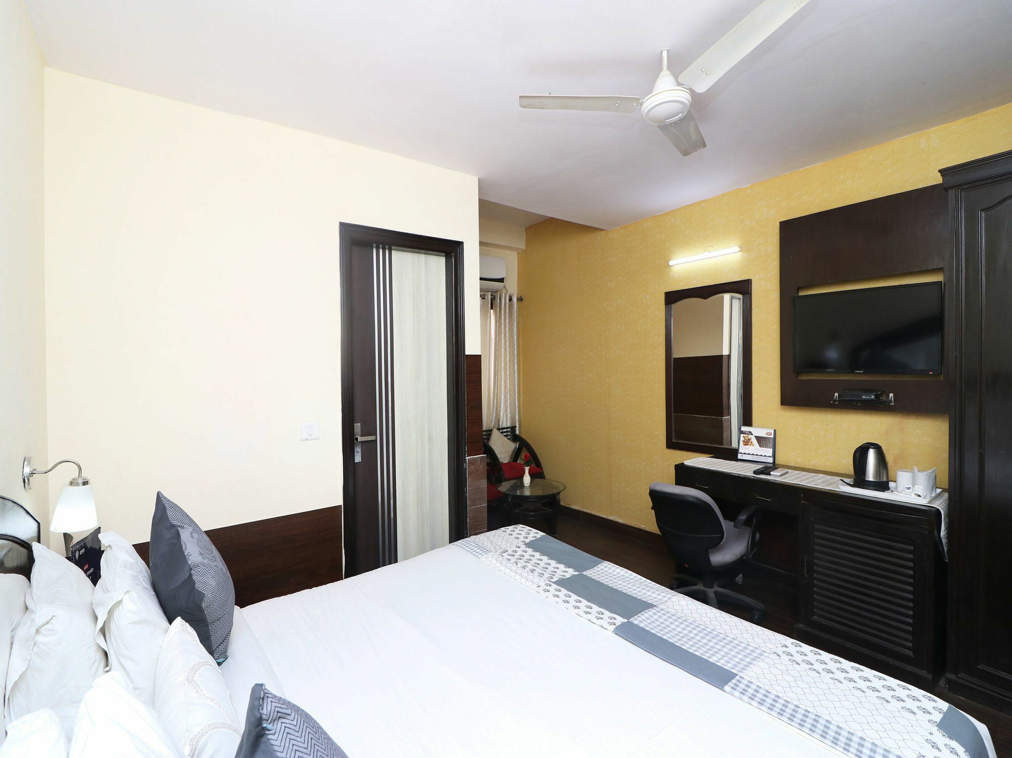 Hotel Oyo 13451 Star Corporate Avenue Neu-Delhi Exterior foto